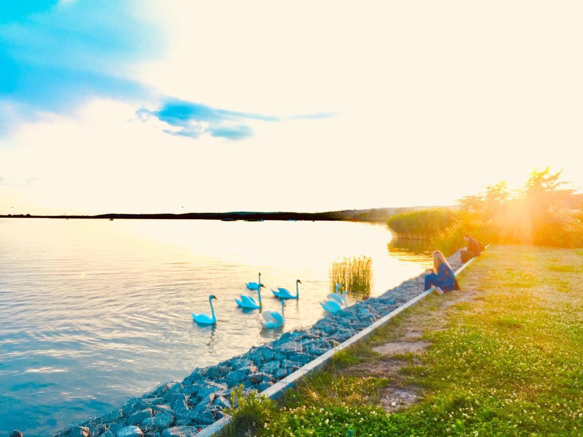 Apollo Inn Velence Exteriör bild